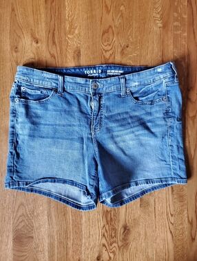 Torrid Light Blue Denim Mid-Rise Jean Shorts. Size 18.